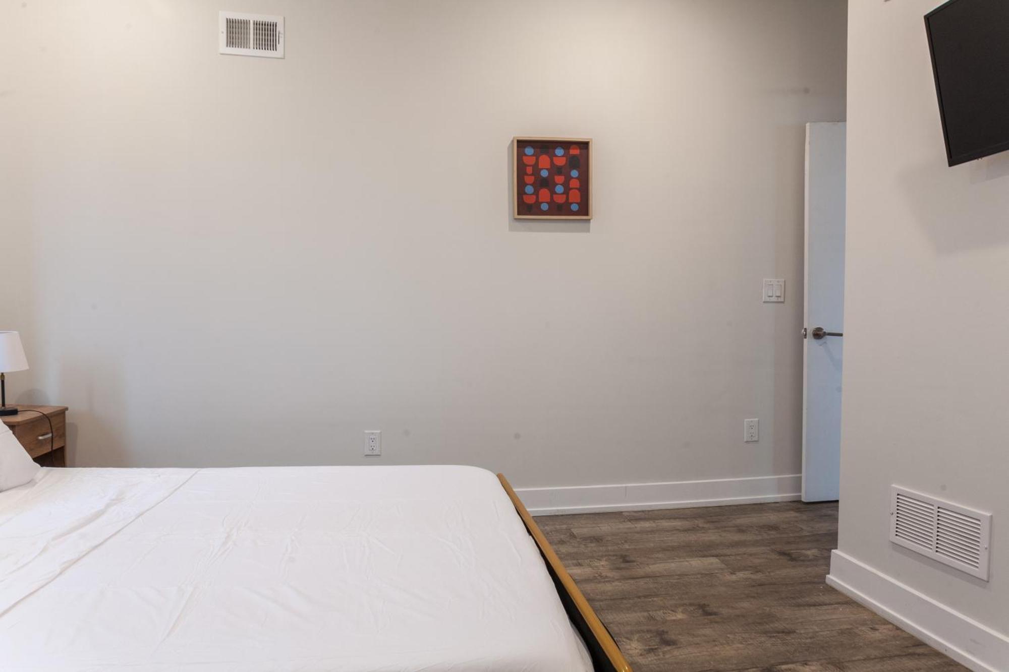2-Bed2-Bath-Wdcentralkitchenwifidesk * Philadelphia